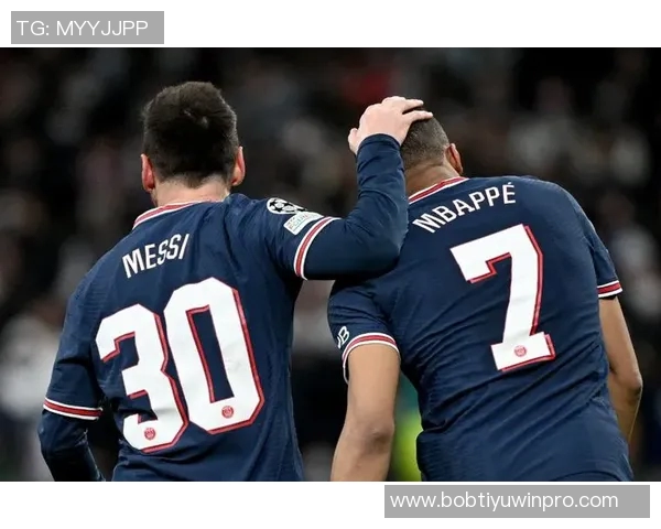 姆巴佩争抢中意外倒地主动示意换人球迷心忧望无大碍